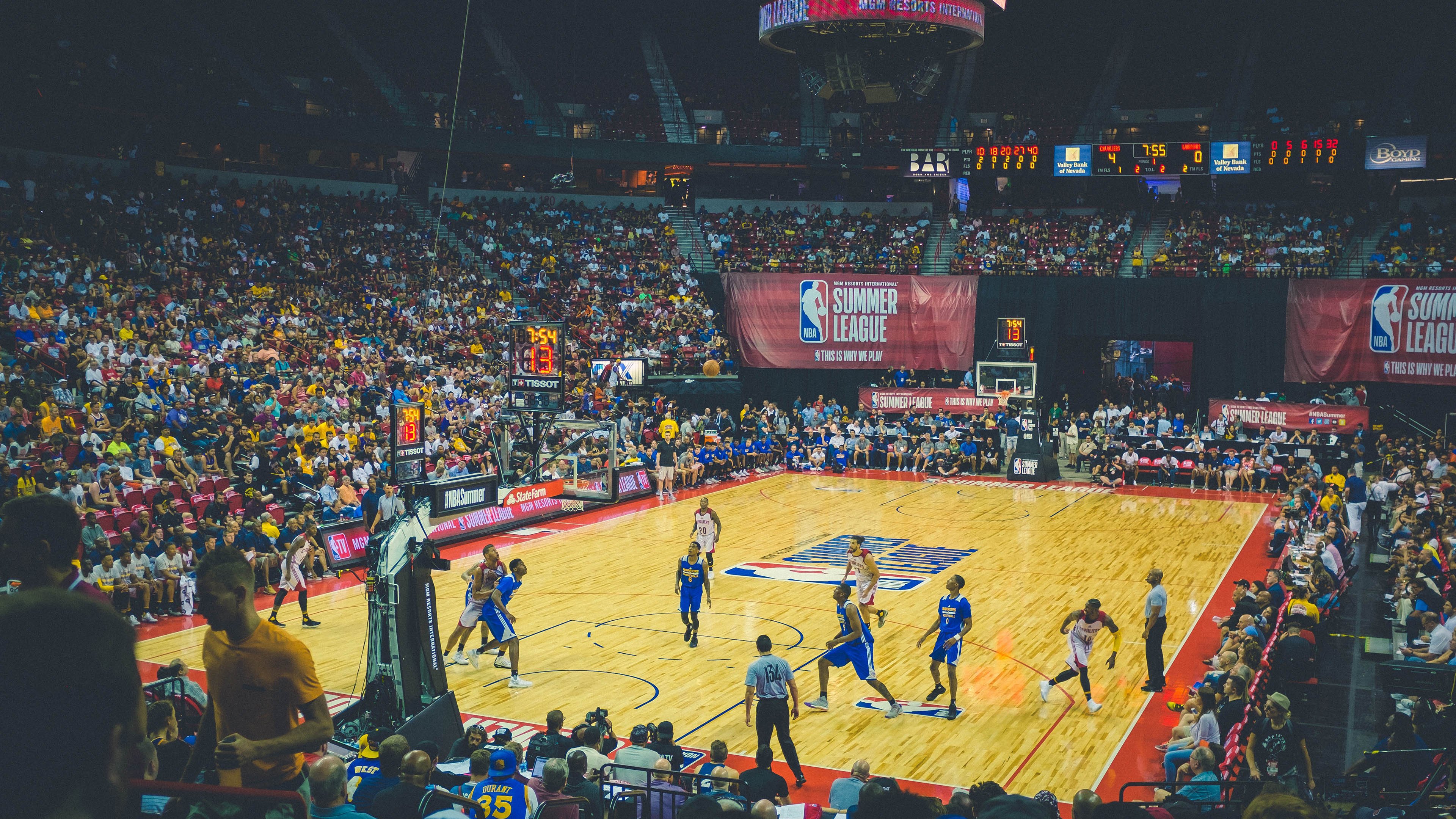 总决赛四强战对决在即！波士顿凯尔特人演练定位球，圣安东尼奥马刺密集防守应对的简单介绍